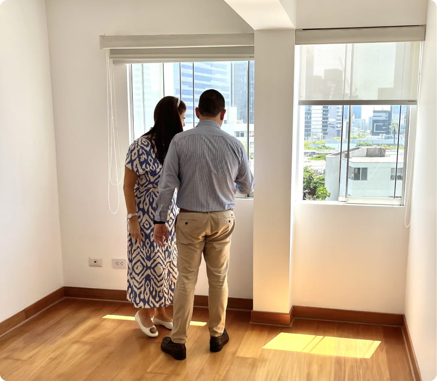 Property 1=agente-de-bienes-raices-de-tiro-medio-que-muestra-la-casa 4